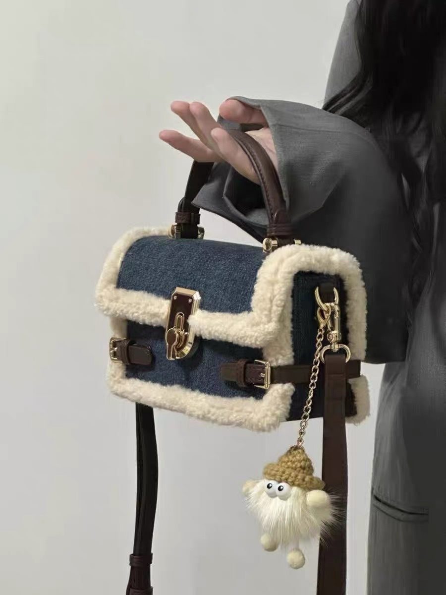 Borsa a tracolla coordinata in lana di agnello e denim patchwork