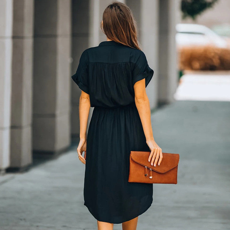 Kleid mit tiefem V-Ausschnitt und zwei Taschen