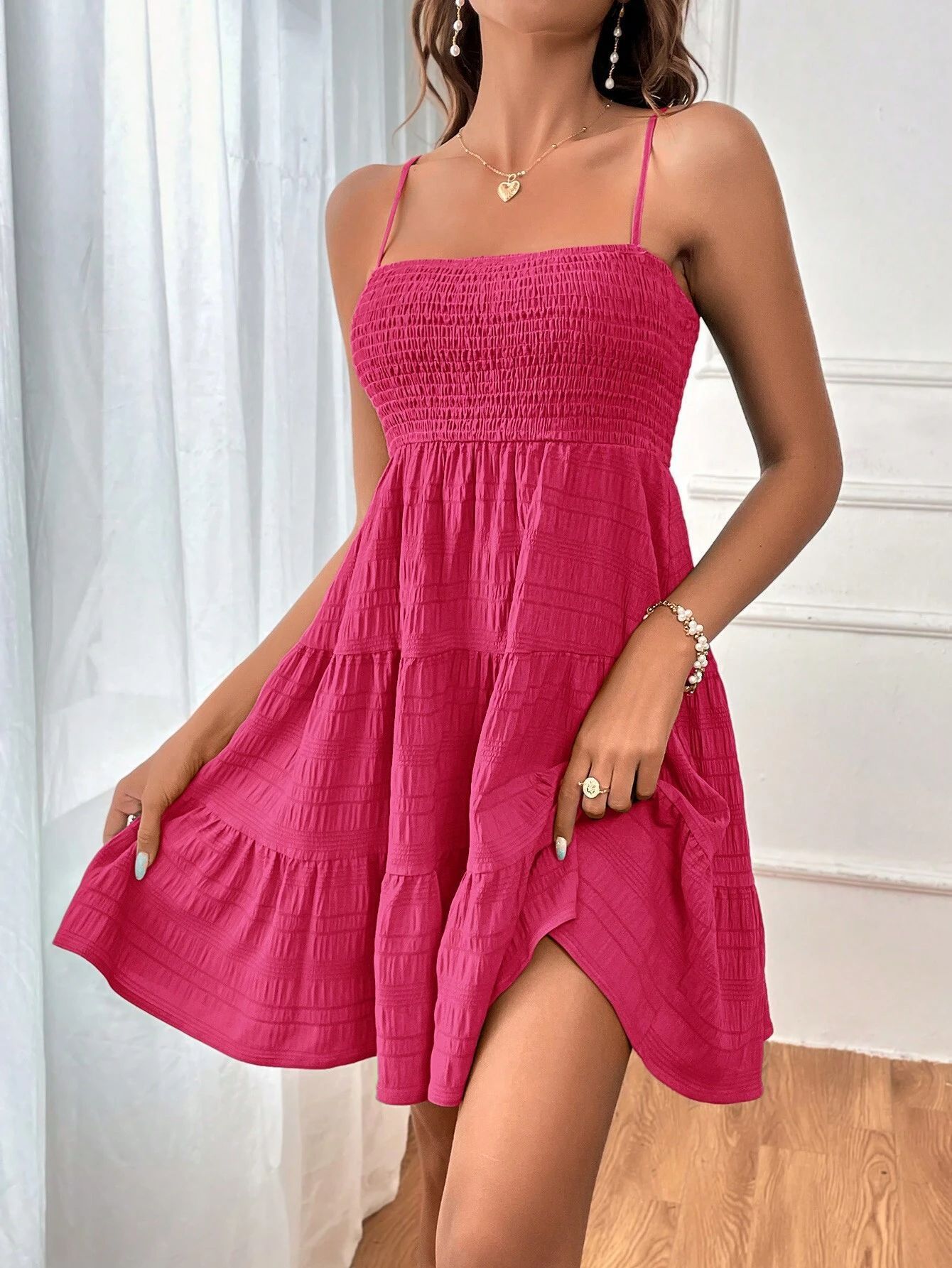 Sommerliches Plisseekleid mit eckigem Kragen und Hosenträgern