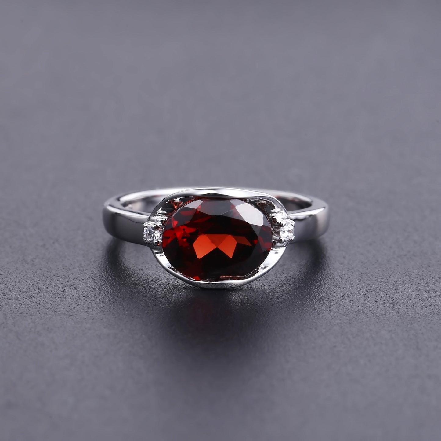 Anello con granato rosso naturale alla moda