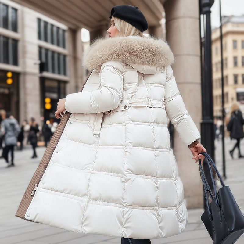 Schlanke lange Winterjacke mit Pelzkapuze und Gürtel