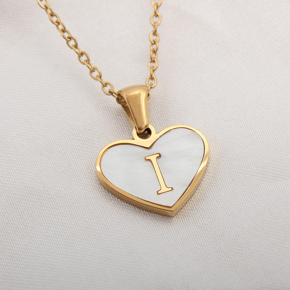 Collana a forma di cuore con 26 lettere, conchiglia bianca, catena per clavicola, moda, collana personalizzata per donne, gioielli per San Valentino