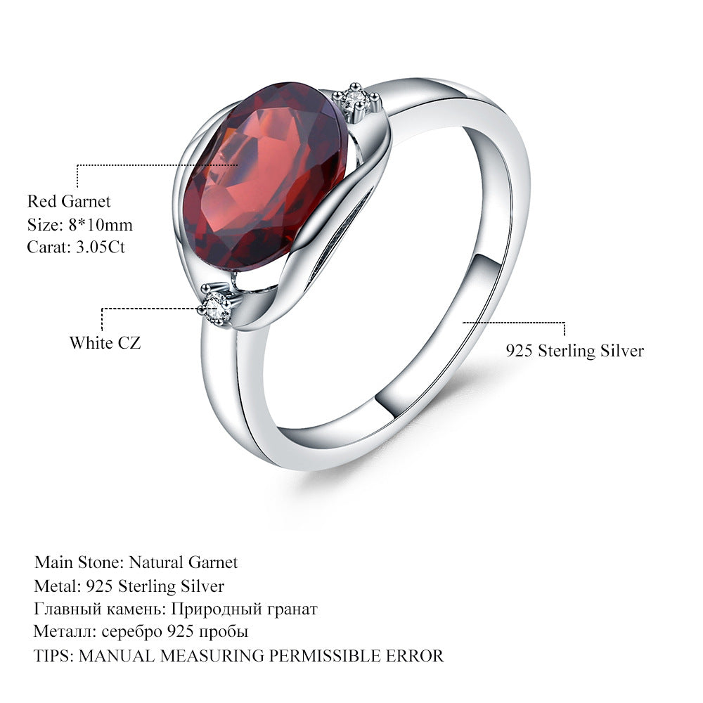 Anello con granato rosso naturale alla moda