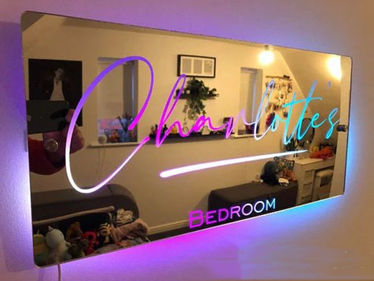 Specchio illuminato per decorazioni per la camera da letto con nome personalizzato