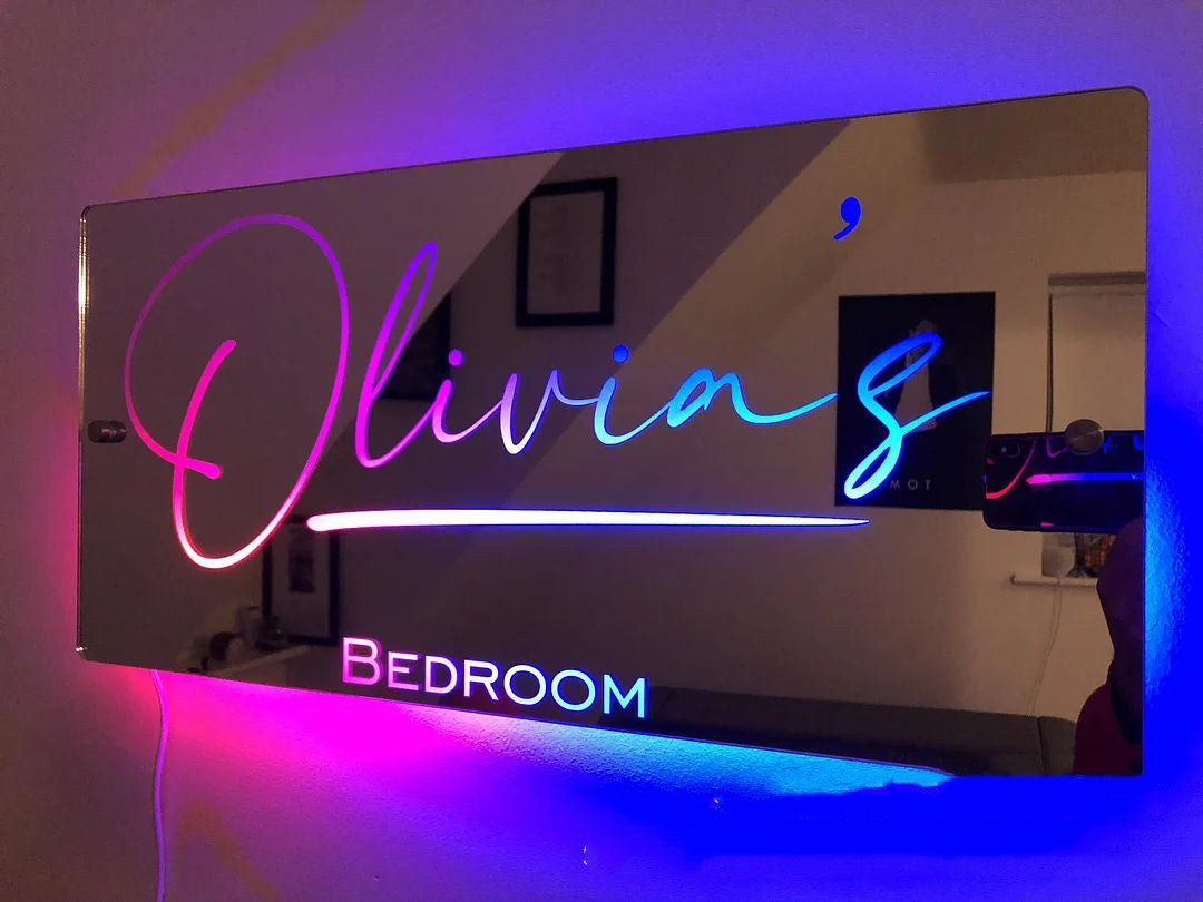 Specchio illuminato per decorazioni per la camera da letto con nome personalizzato