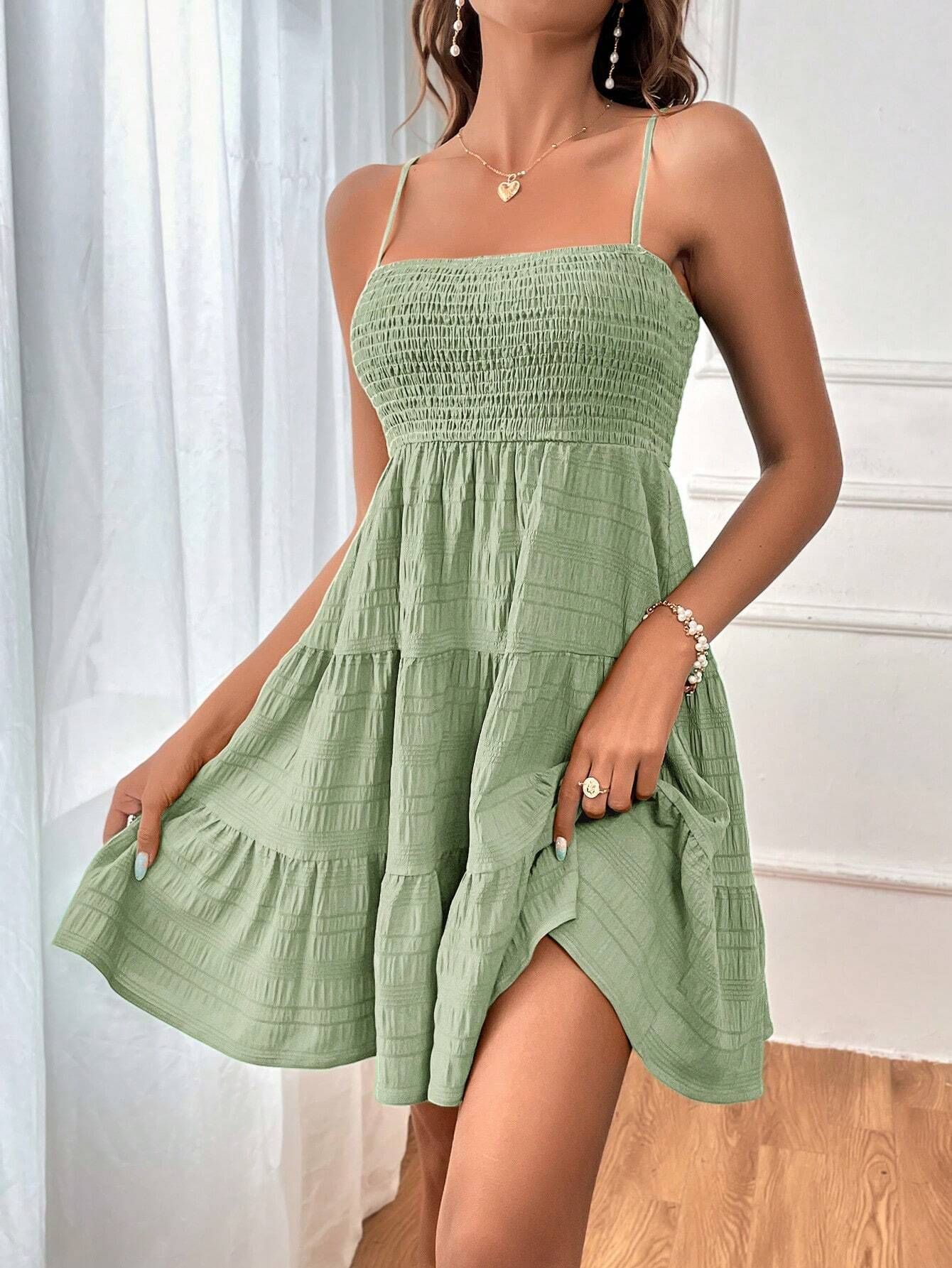 Sommerliches Plisseekleid mit eckigem Kragen und Hosenträgern