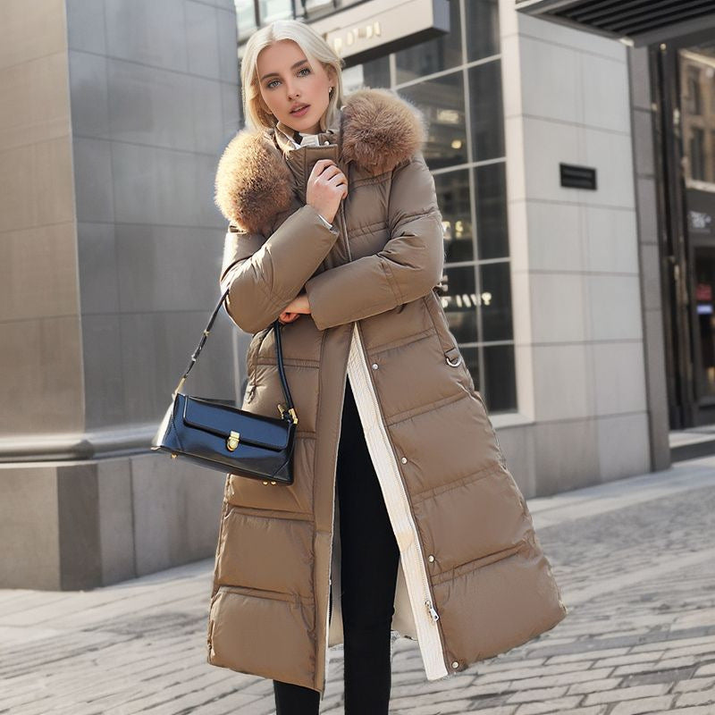 Schlanke lange Winterjacke mit Pelzkapuze und Gürtel