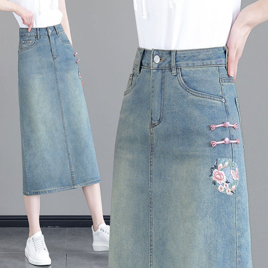 Jeansrock im nationalen Stil mit Stickerei