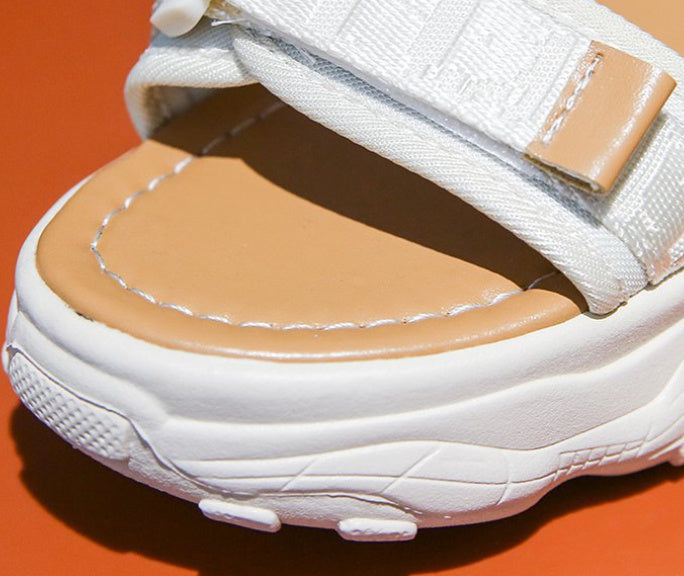 Sandali in velcro con punta aperta e plateau stile sportivo