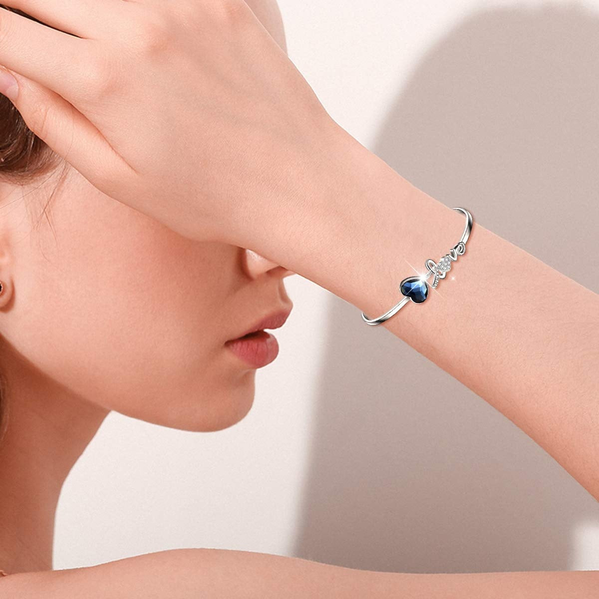 Bracciale rigido con cristalli blu dall'Austria Love Heart in argento sterling placcato oro bianco