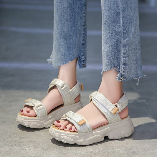 Einreihige Plateau-Sandalen im sportlichen Stil mit Peep-Toe und Klettverschluss