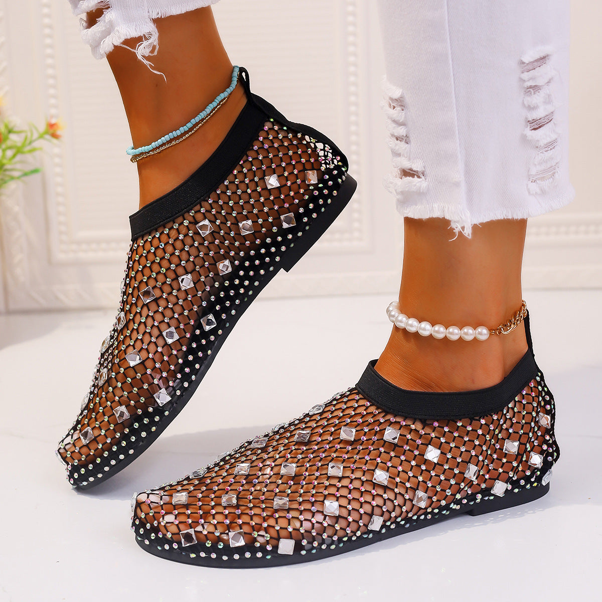 Modische flache Sandalen aus Netzstoff mit buntem Strass-Design