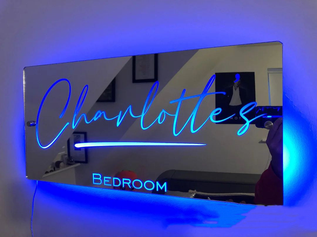 Specchio illuminato per decorazioni per la camera da letto con nome personalizzato