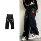 Jeans dritti con lavaggio stradale vintage con lettere rose