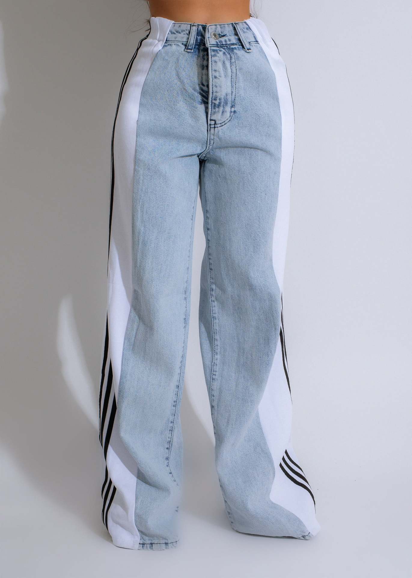 Modische Jeanshose mit weitem Bein und Ziernähten